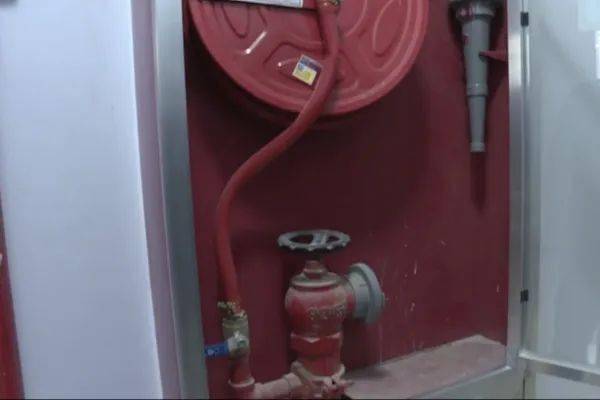 隐患五火灾自动报警系统停用;隐患四疏散楼梯间防火门闭门器损坏;隐患