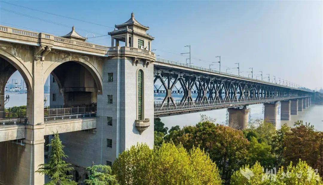 可以远眺武汉长江大桥与鹦鹉洲长江大桥