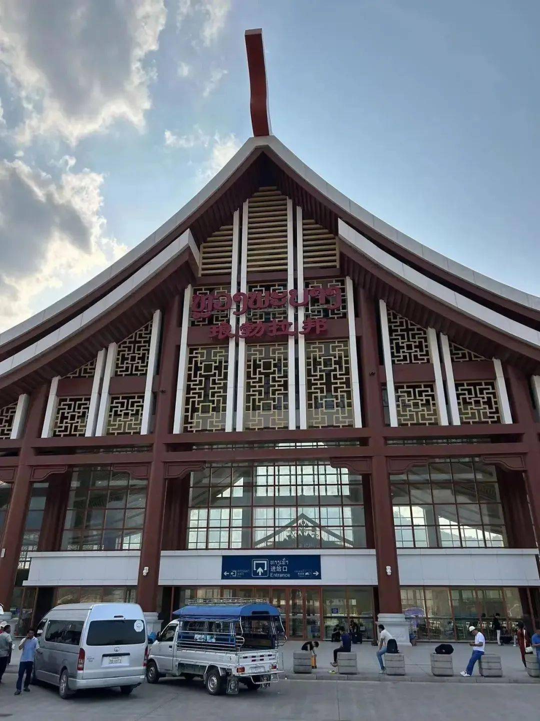 王导中文说的特别好,给我们介绍老挝基本概况:老挝位于亚洲中南半岛的