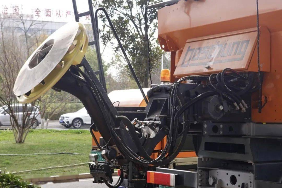 走近依维柯trakker底盘改装的智能预湿融雪撒布机_搜狐汽车_搜狐网