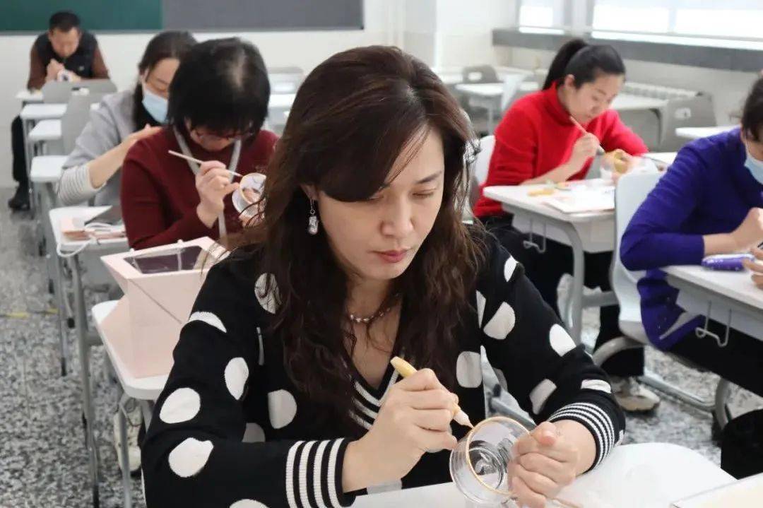 育英中学工会彩绘咖啡杯手工制作十一学校一分校工会手绘抱枕中关村