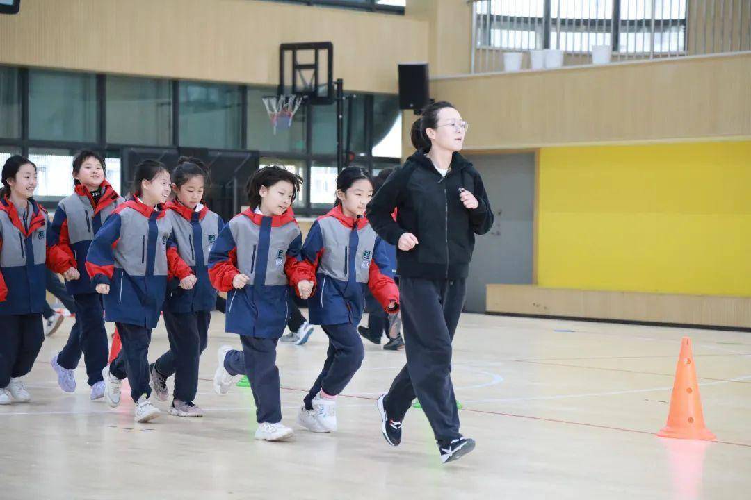 翠华路小学名校共同体雁塔好课堂遴选活动雁塔一小体育学科专场举行