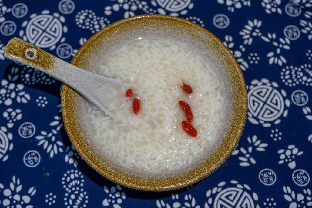 自制米酒,切忌蒸熟直接撒酒曲,多做1步,酒香四溢,出酒率高