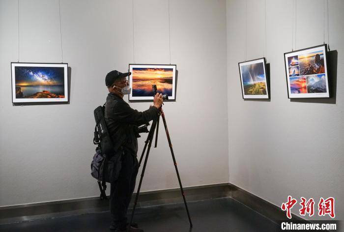 青海湖生态摄影展展现人与自然和谐共生之美