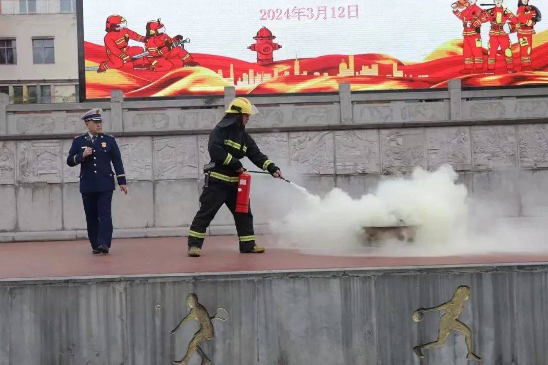 遵义市春季学校火灾疏散逃生大演练活动正在进行中_师生_小学_自救