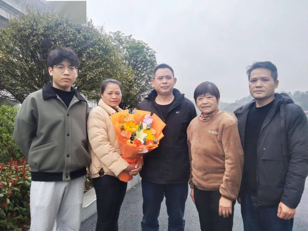 着戎装踏征程欢送新兵光荣启程