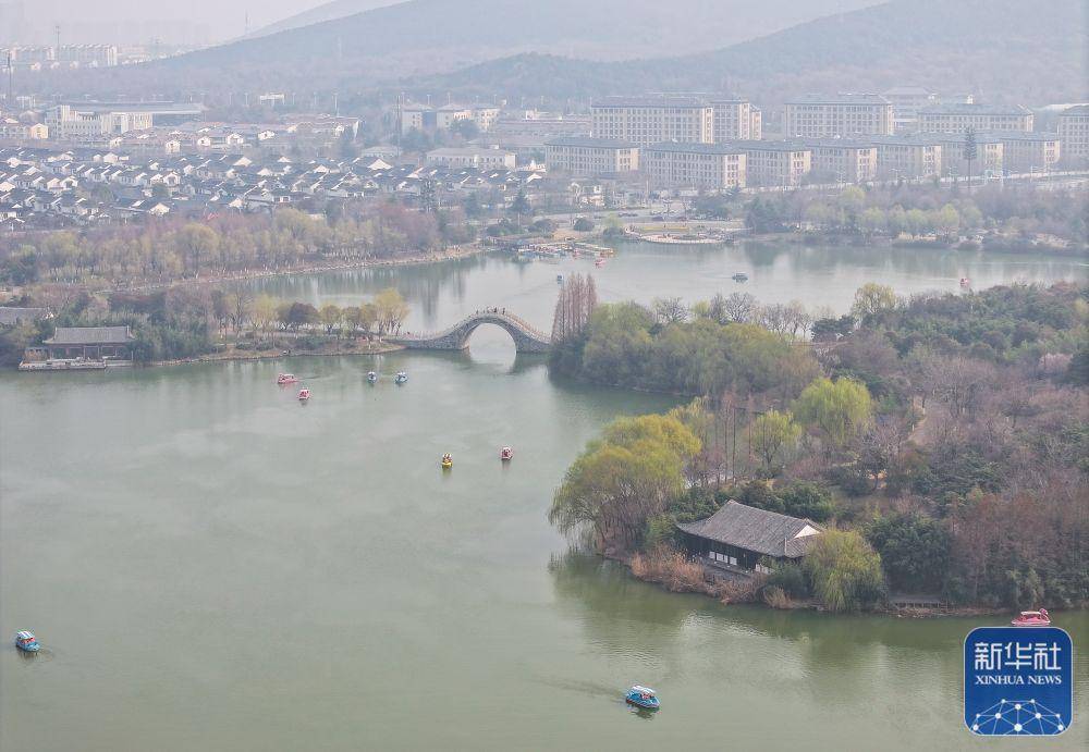 3月16日,游客在江苏省徐州市云龙湖旅游景区乘船游玩(无人机照片).