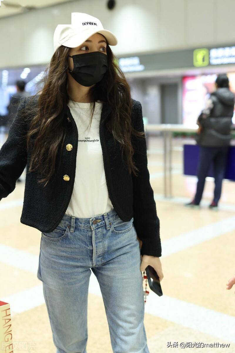 麦迪娜现身北京机场黑色外套搭配牛仔裤简约利落