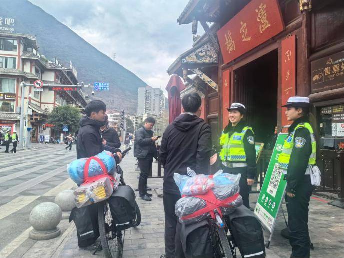 的时候是在马路上,在乡亲身旁,在旅客周遭,只为护卫着故乡的路畅人安