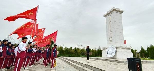 "江苏好人"纪厚军义务守护烈士陵园39年_睢宁_墓碑_双沟镇