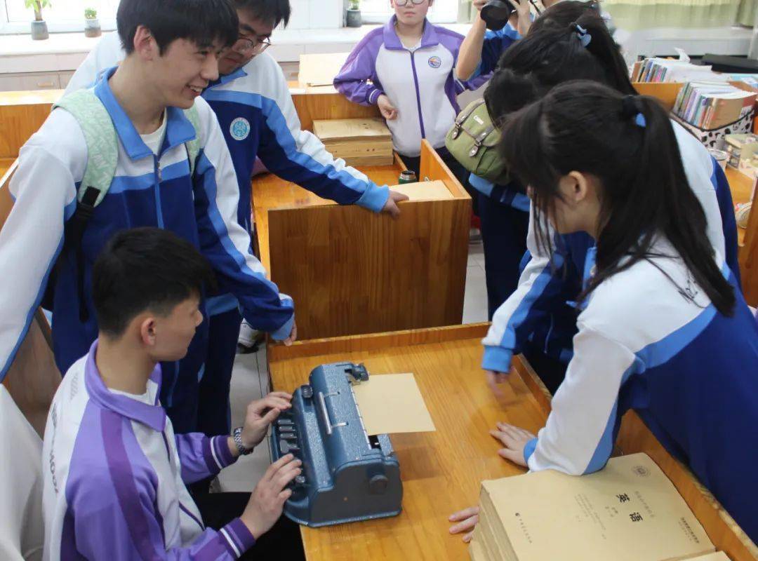 奉献友爱互助进步保定二中开展学雷锋活动月小橘灯助残接力活动