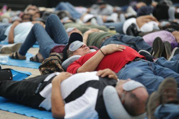 墨西哥城:户外小憩_睡眠_新华社_人们