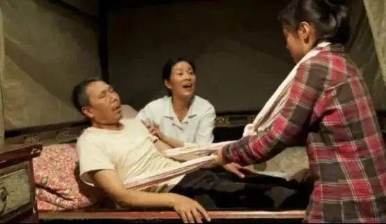 妻子瘫痪不能生育男子却不离不弃半夜她突然惊醒推醒丈夫有孩子的哭声