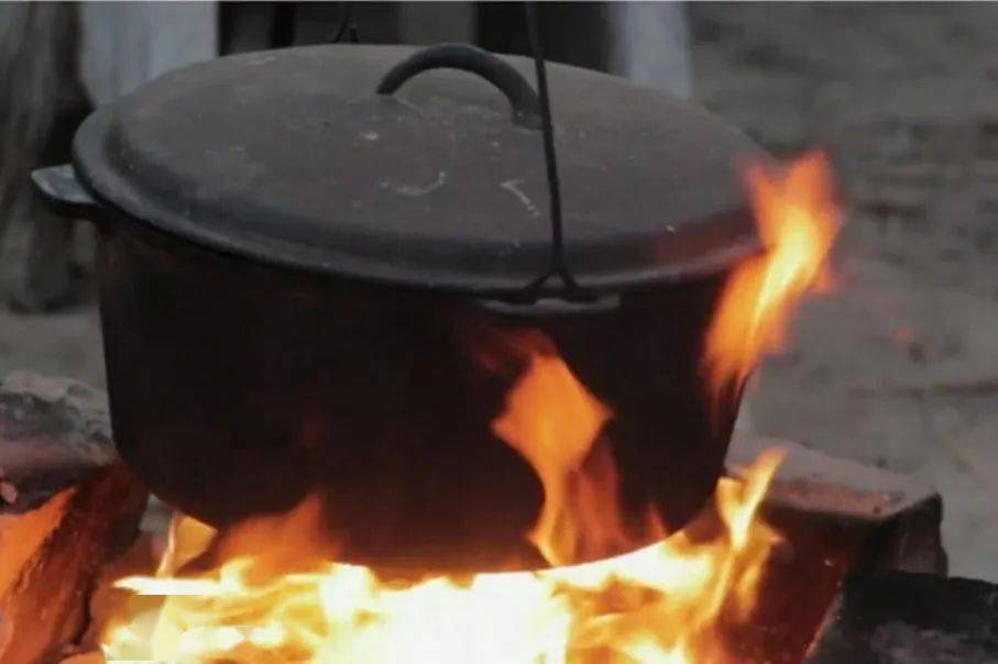 烤制叫花鸡,竹筒饭,钻木取火,攀