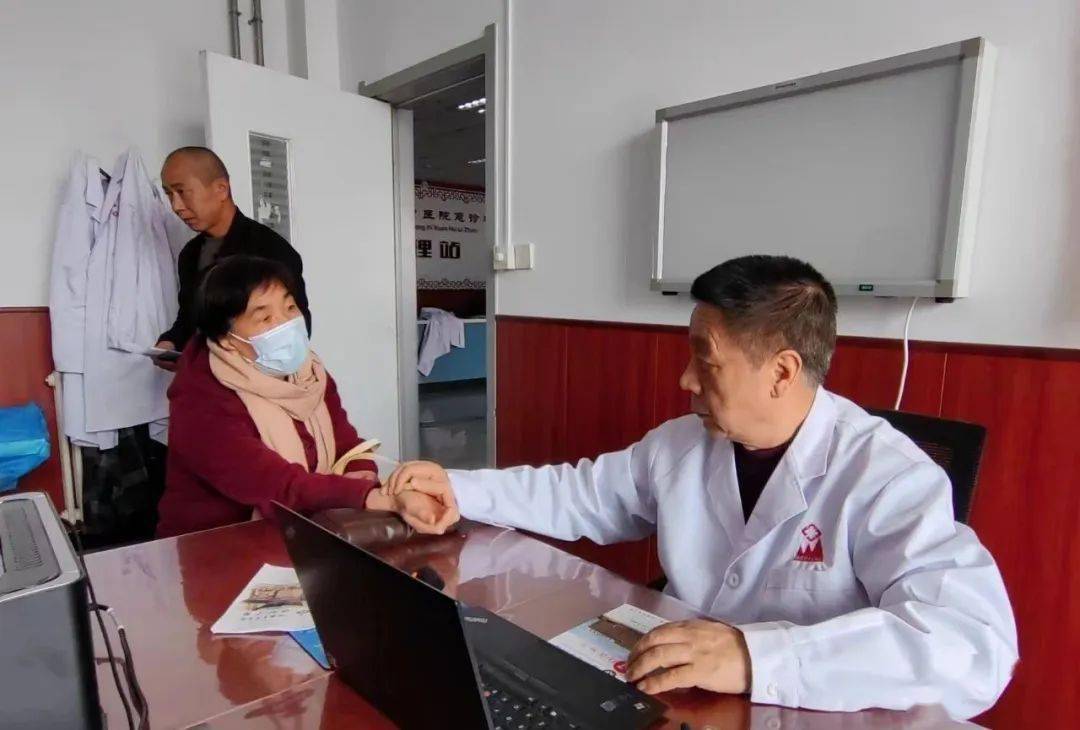 榆社全国名中医冯五金教授在县中医院开展坐诊活动