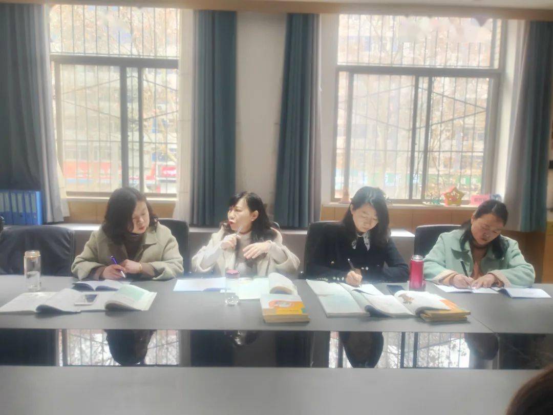 袁老师希望我们的课堂教学目标要清晰,教学环节要清简;思辨性阅读训练