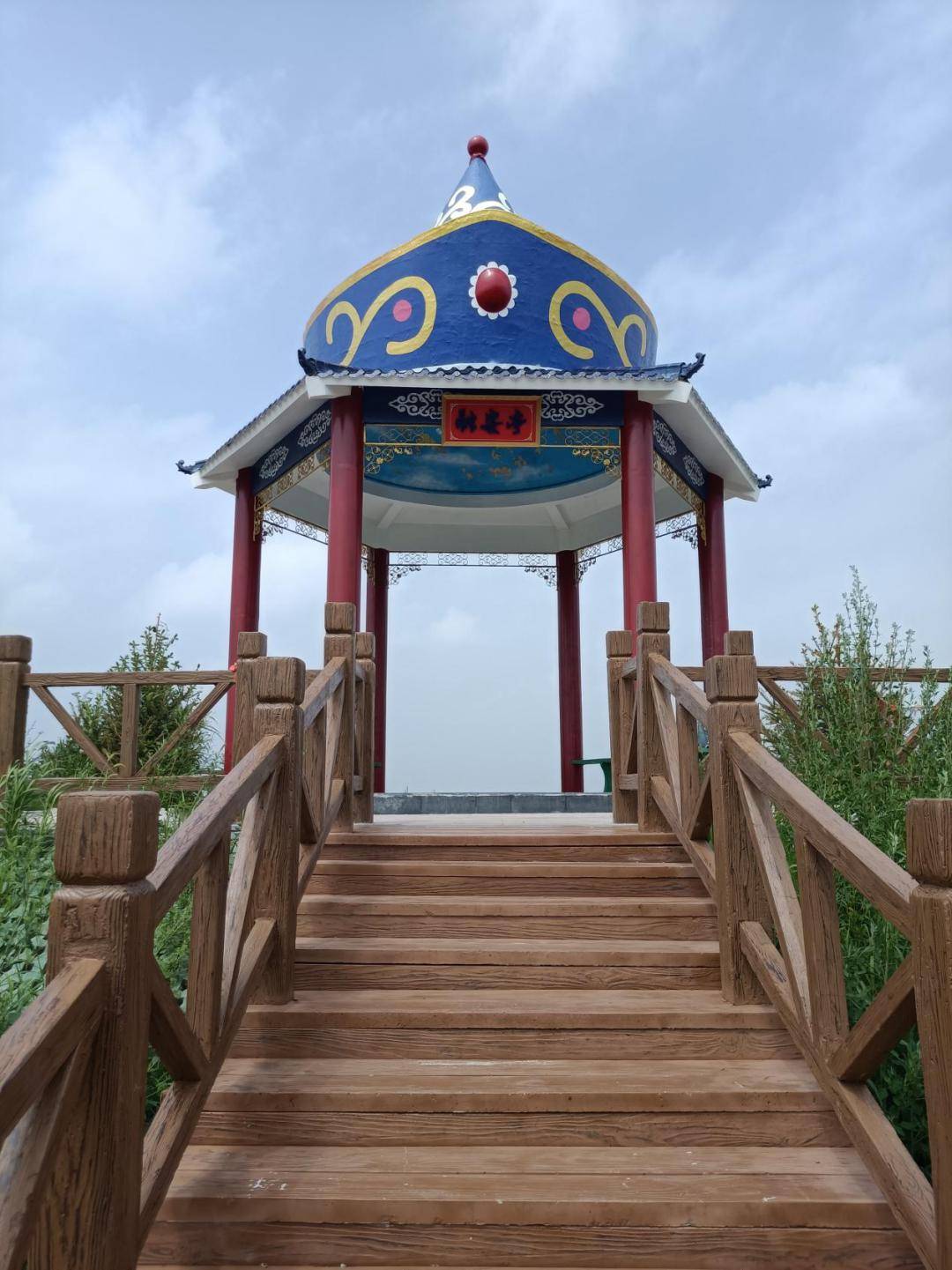 开心滑草场始建于2018年,位于义勒力特镇巴公山山下,门票团购价格38元