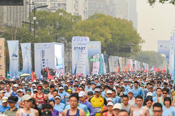 临平花海,艺尚小镇等标志性建筑和景点,最后抵达临平大剧院