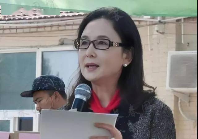 她一生只拍一部戏,冯小刚为她痴迷几十年,如今65岁却宛如少女_邱佩宁