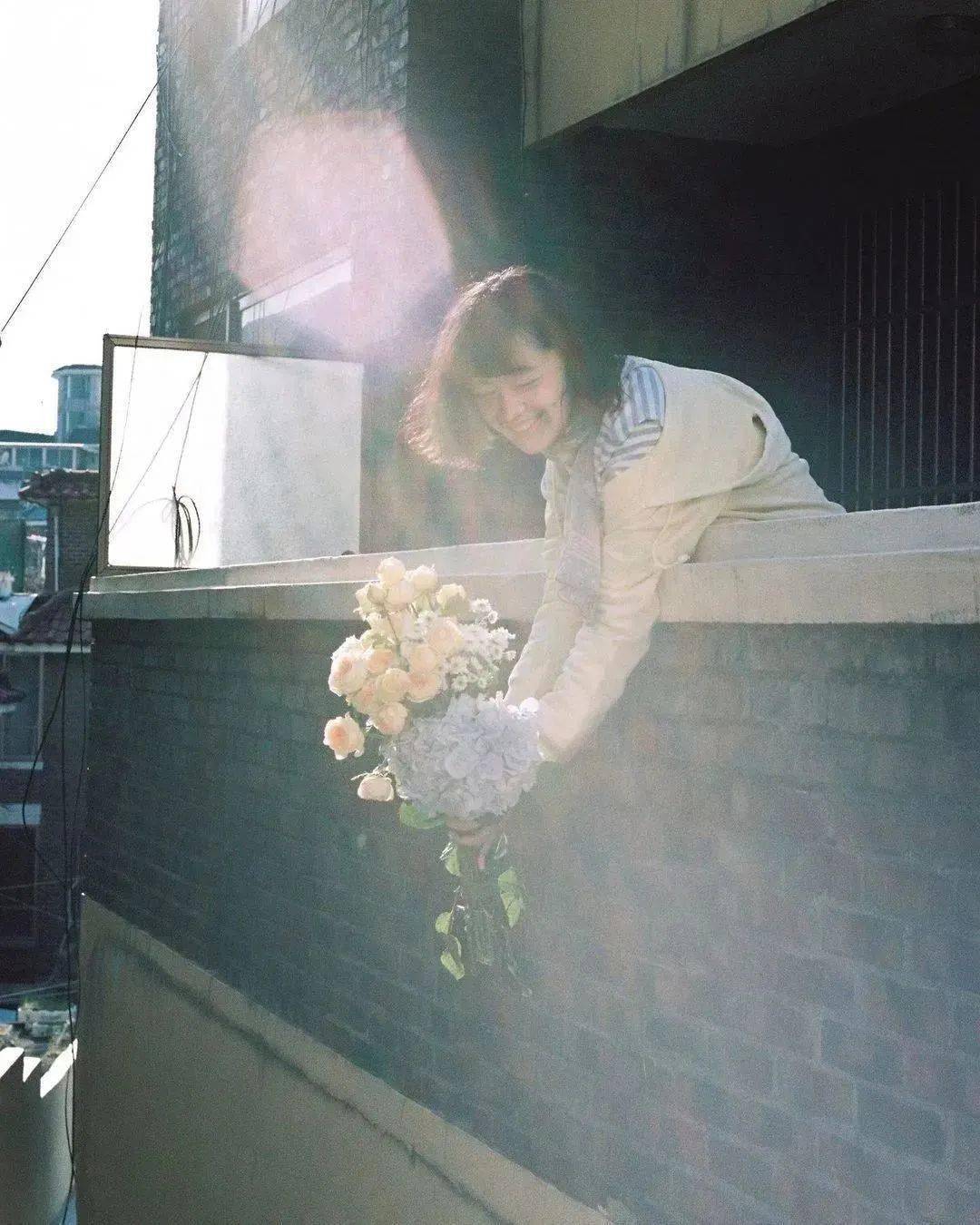 100 种捧花拍照姿势,承包你的春日头像!