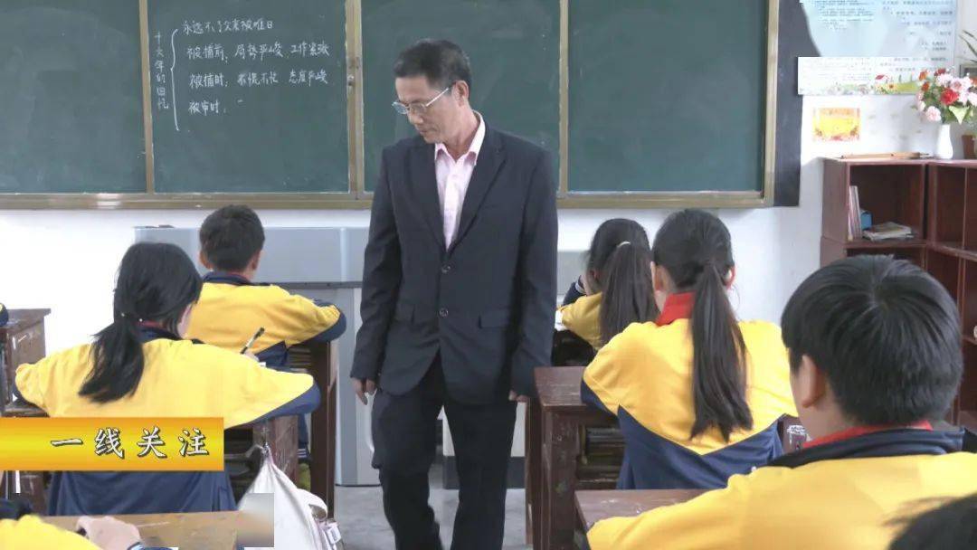 陈世强,今年62岁,退休前是化州市东山街道大茶小学校长,退休后继续