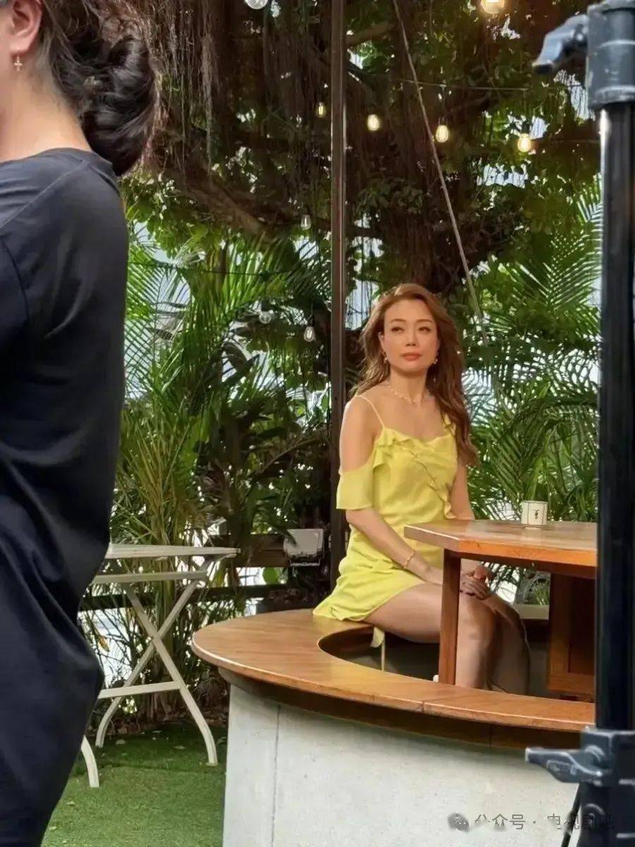 网友新加坡偶遇twins容祖儿三人围桌吃饭友谊情深