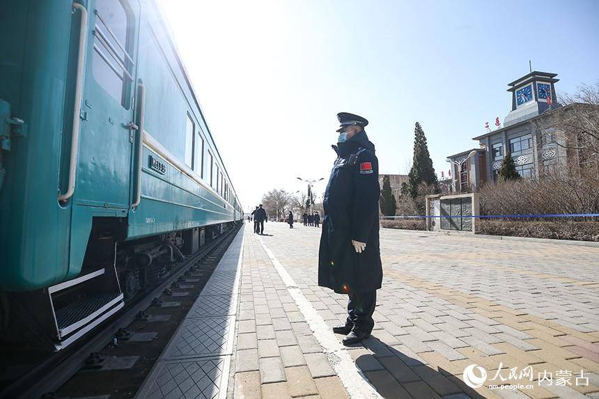 二连出入境边防检查站移民管理警察对入境国际旅客列车进行车体监护.
