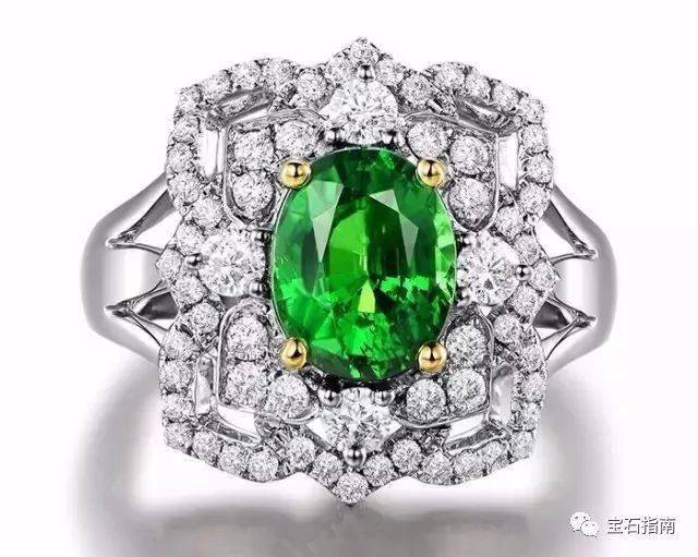 而在净度方面,得益于苛刻的成长环境,沙弗莱石的杂质非常少,只要不是