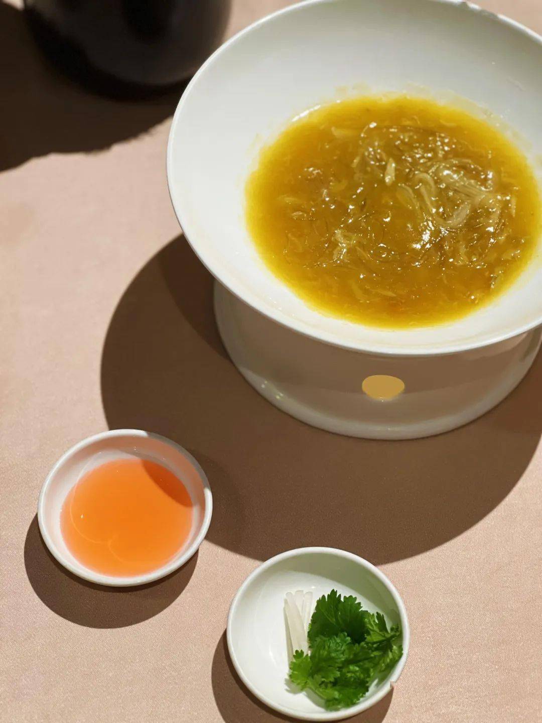 预想的要低(毕竟大闸蟹价格就不便宜),并且多达10道菜(包含前菜 甜品)