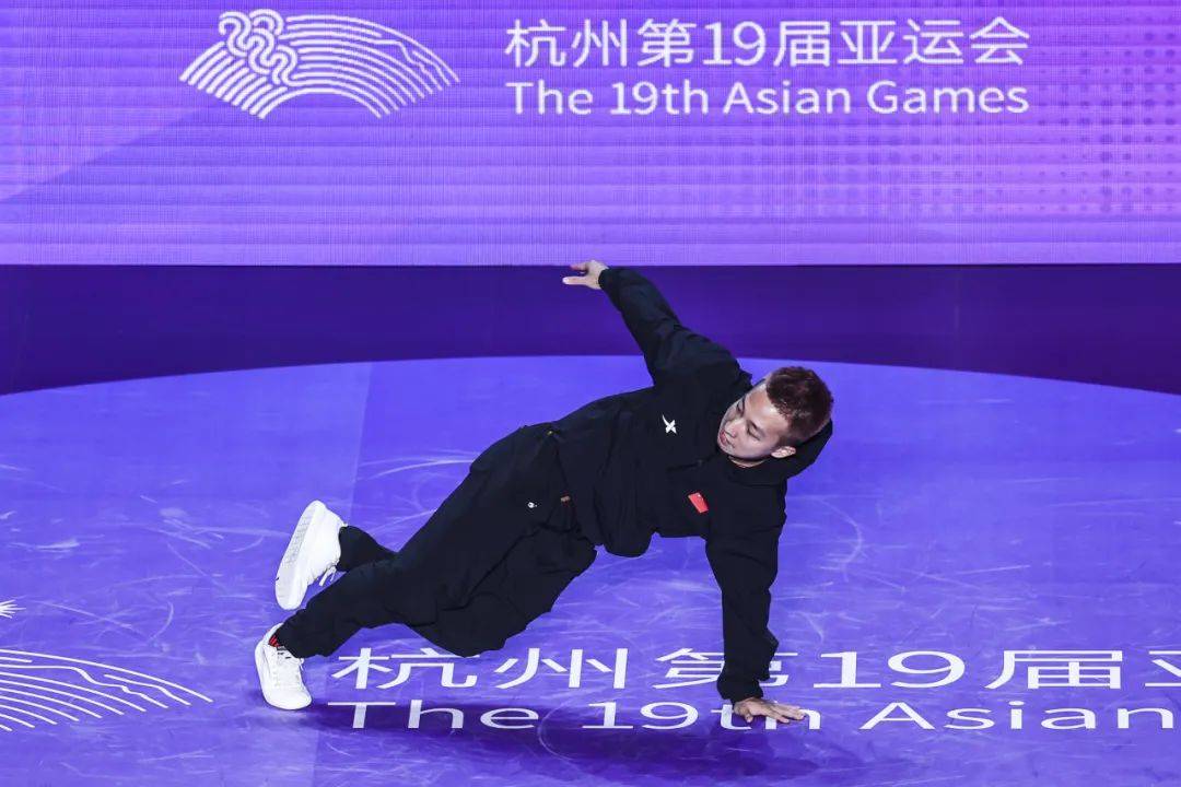 从巴赫手中接过五环徽章如今他将回到梦开始的地方