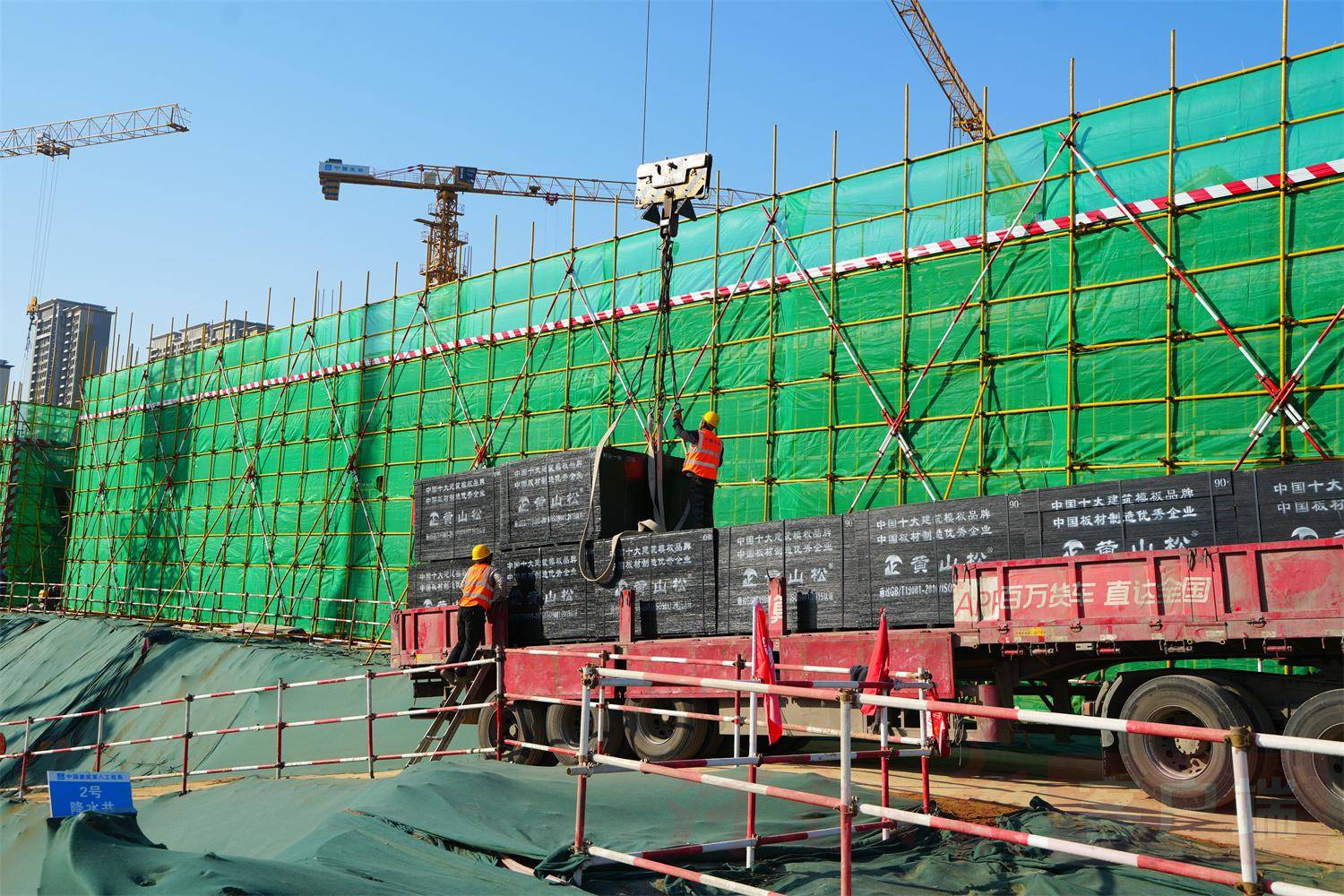 公司工作人员周新波告诉记者,建设正加快推进,项目工地"一天一个样"