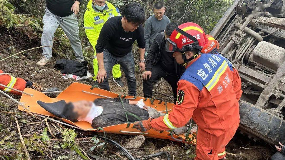 60米深雨天路滑渣土车翻下山