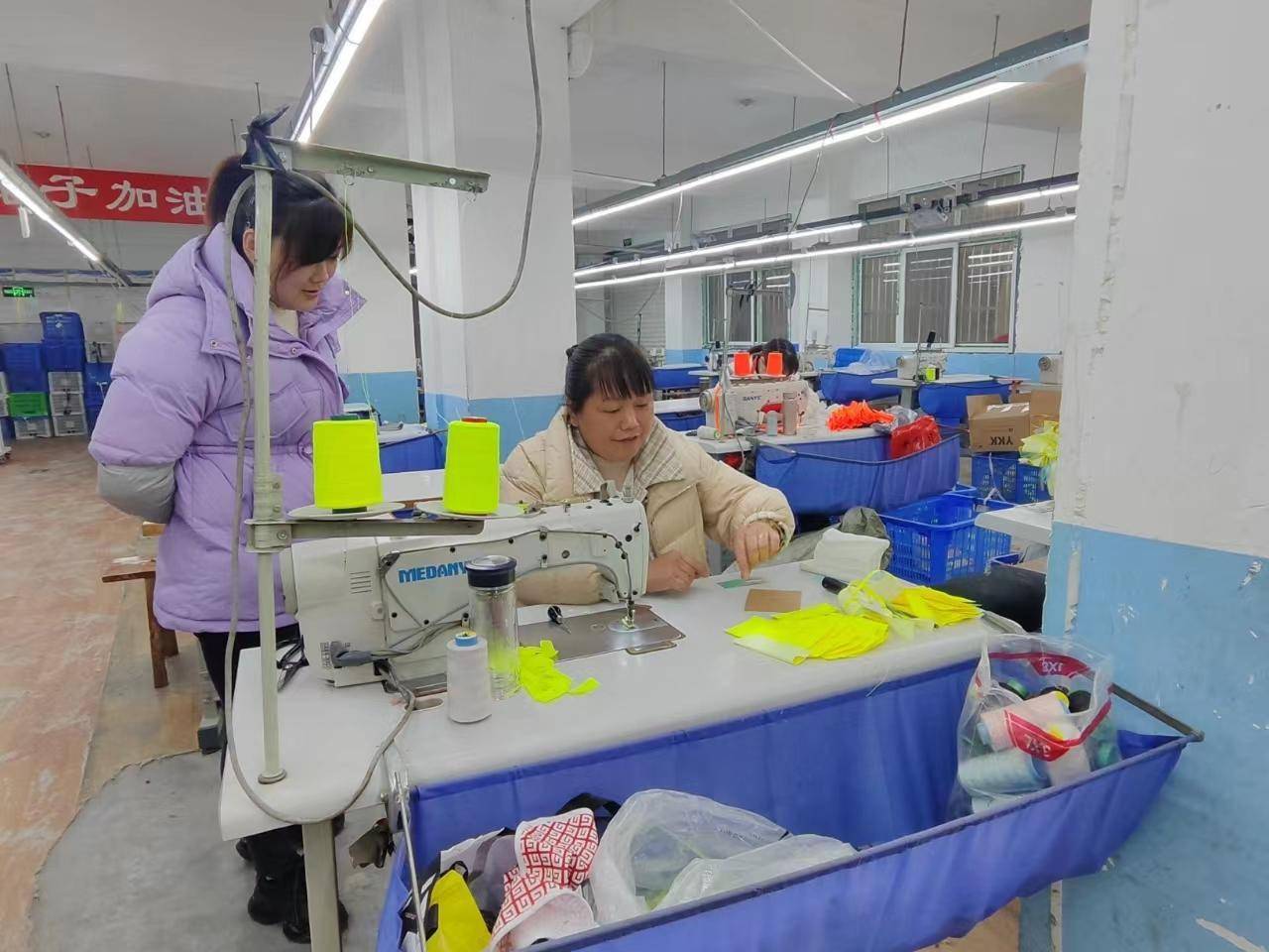 "到工厂上班的大部分都是在家送孩子上学的妇女,所以厂里将洞子和