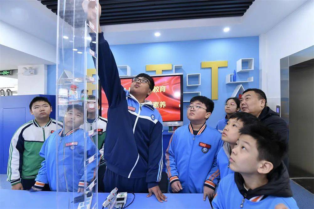 在通用实验室之外,学校还专门配置我爱发明,航模飞行,玩转机器人,3d