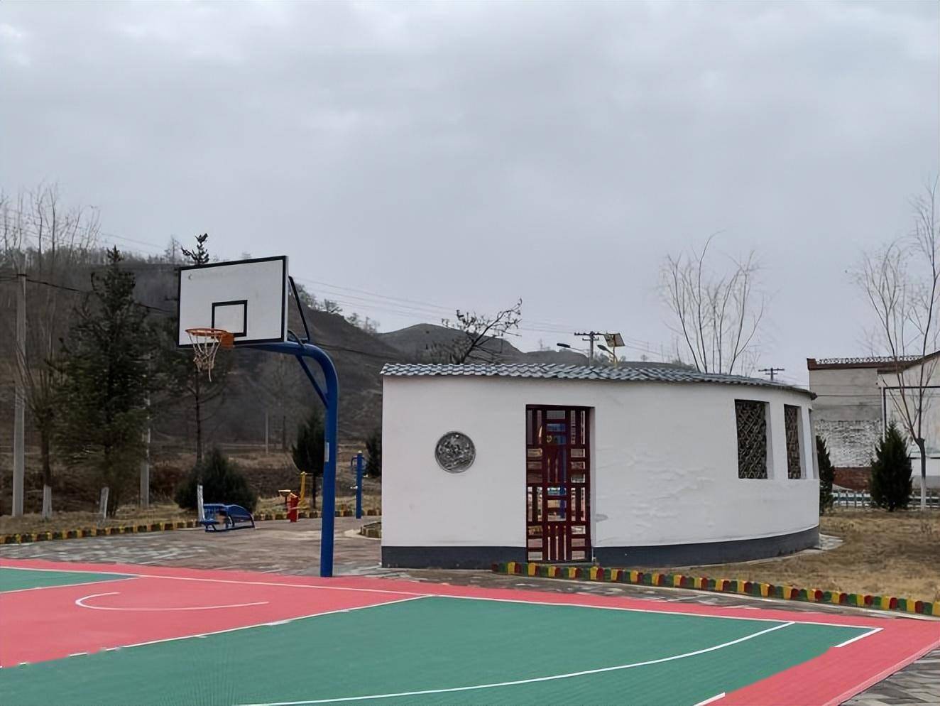 麟游县酒房镇以晾晒评议促人居环境整治比学赶超