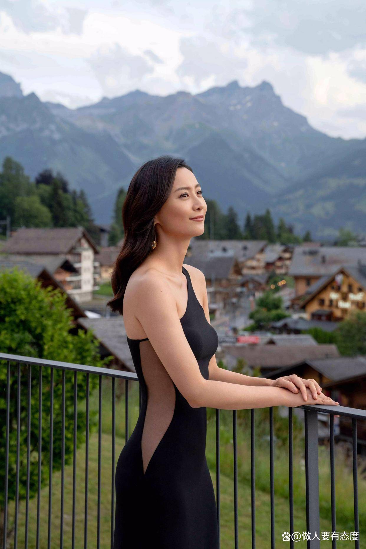 陈法拉官宣产子与法国老公恩爱8年喜迎二胎一家四口幸福满满