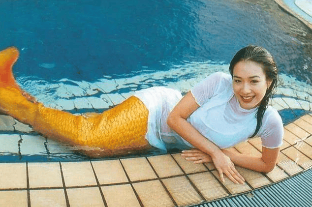 原创周星驰御用女友嫁3个老公51岁再给小12岁娇夫生四胎彻底拼命了