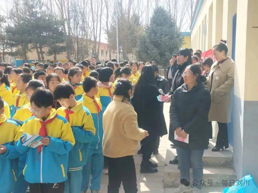 刘川镇开展安全教育宣传进校园活动