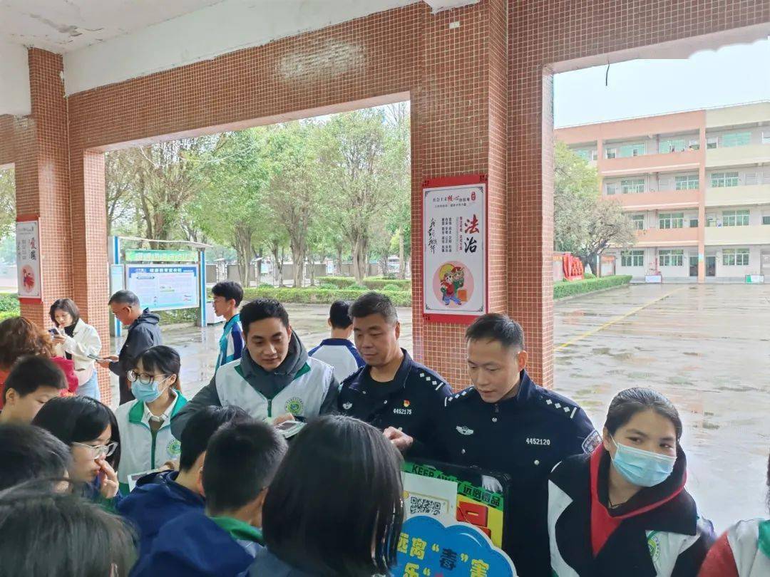 延伸管教警察在南海区九江镇华光中学开展禁毒宣讲.