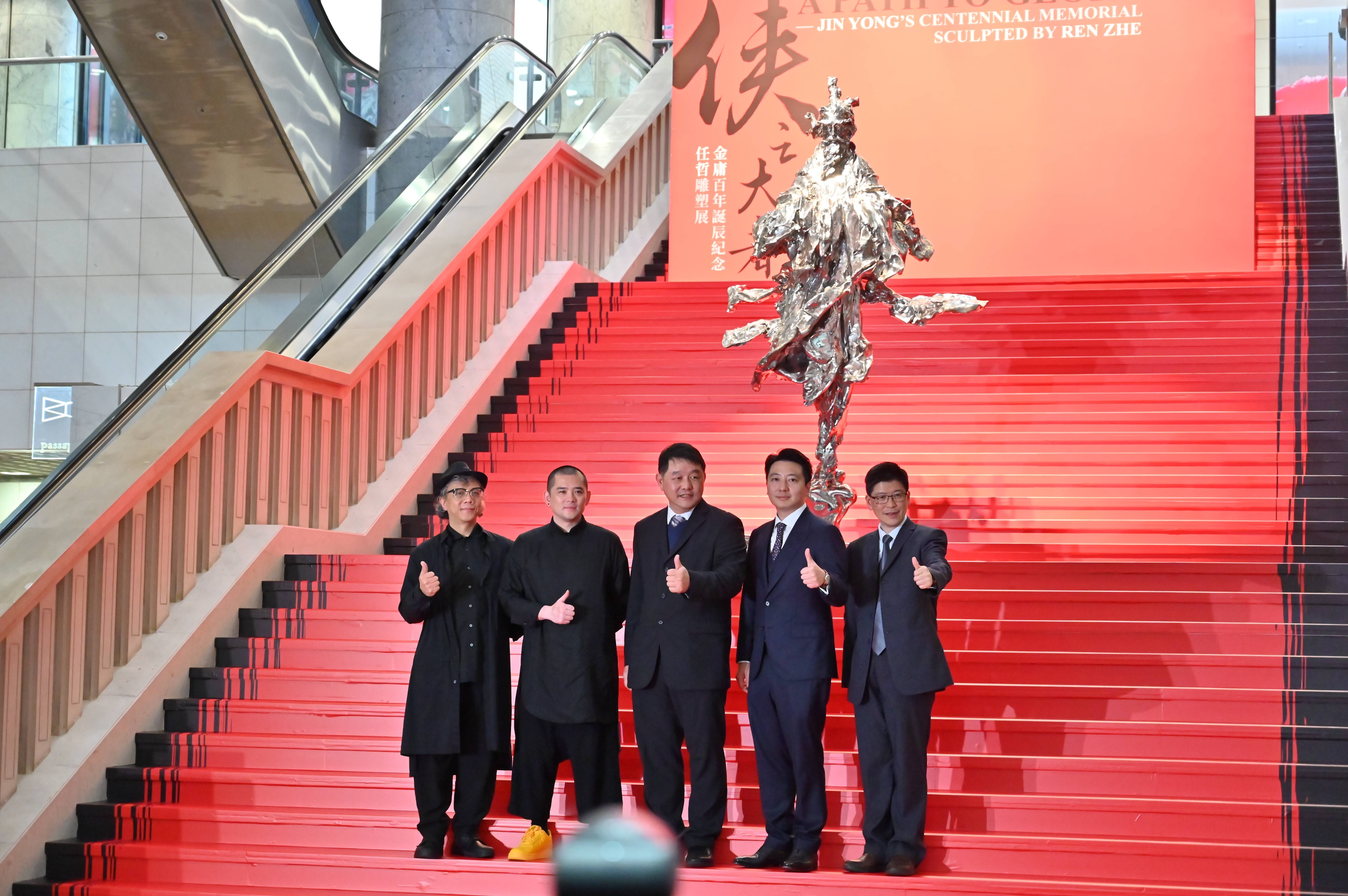 全球首个获授权金庸小说雕塑展有何不一样雕塑家任哲一个人不能称之为