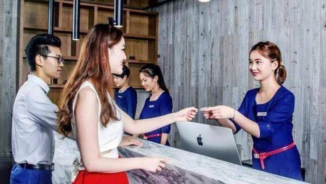 为什么酒店前台的工作熬夜薪水低,还有人愿意做,看完你就知道了