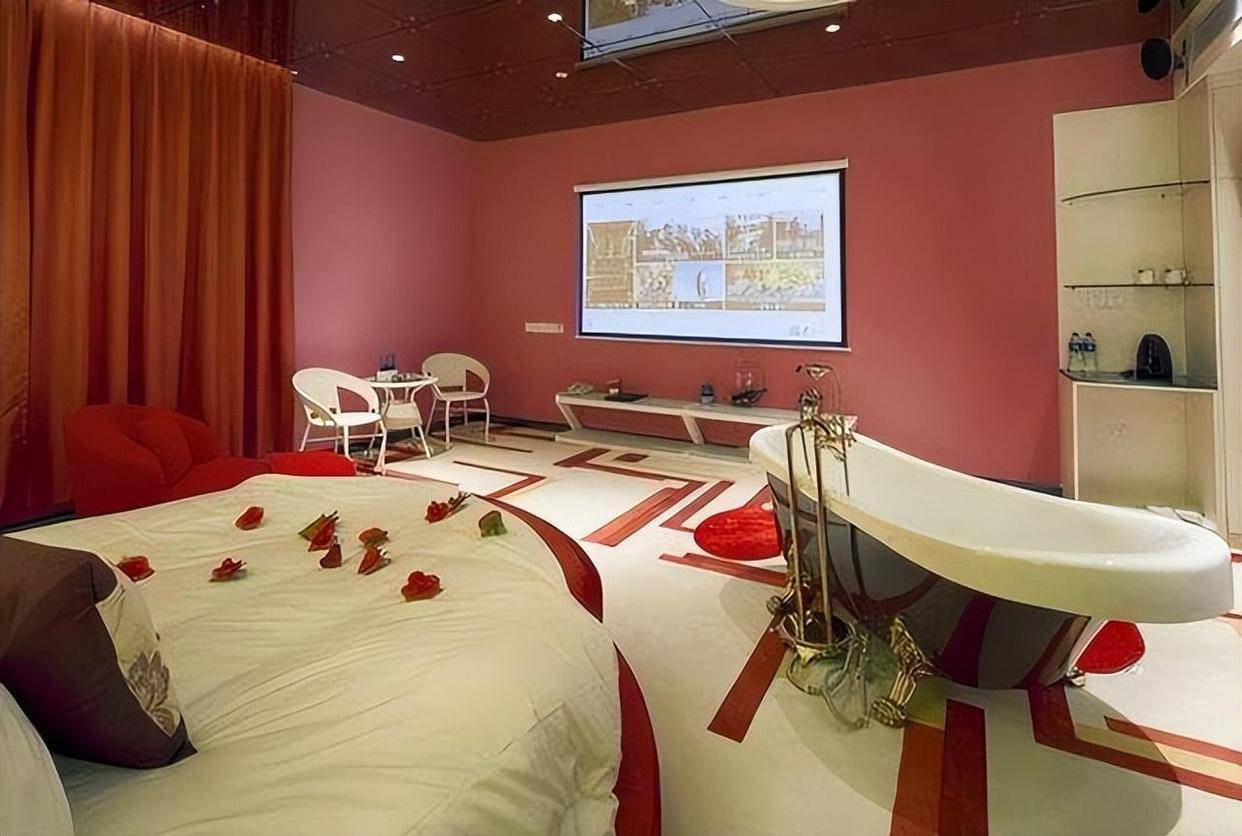 很多情侣主题酒店都会在圆床上进行装饰,营造出一种浪漫唯美的氛围,以