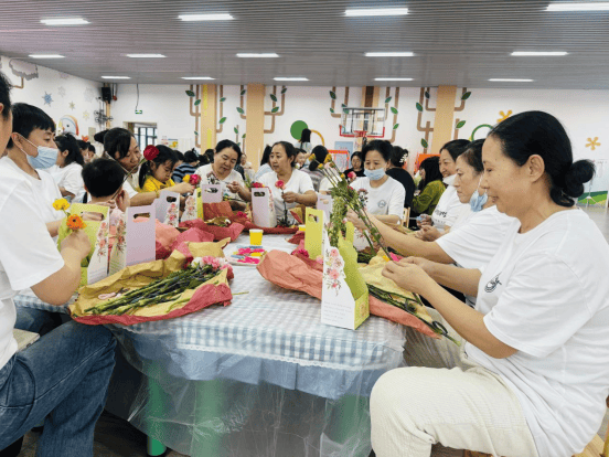 近日,海拉尔区第四幼儿园开展了以"师情花艺,遇见最美的自己"为主题的