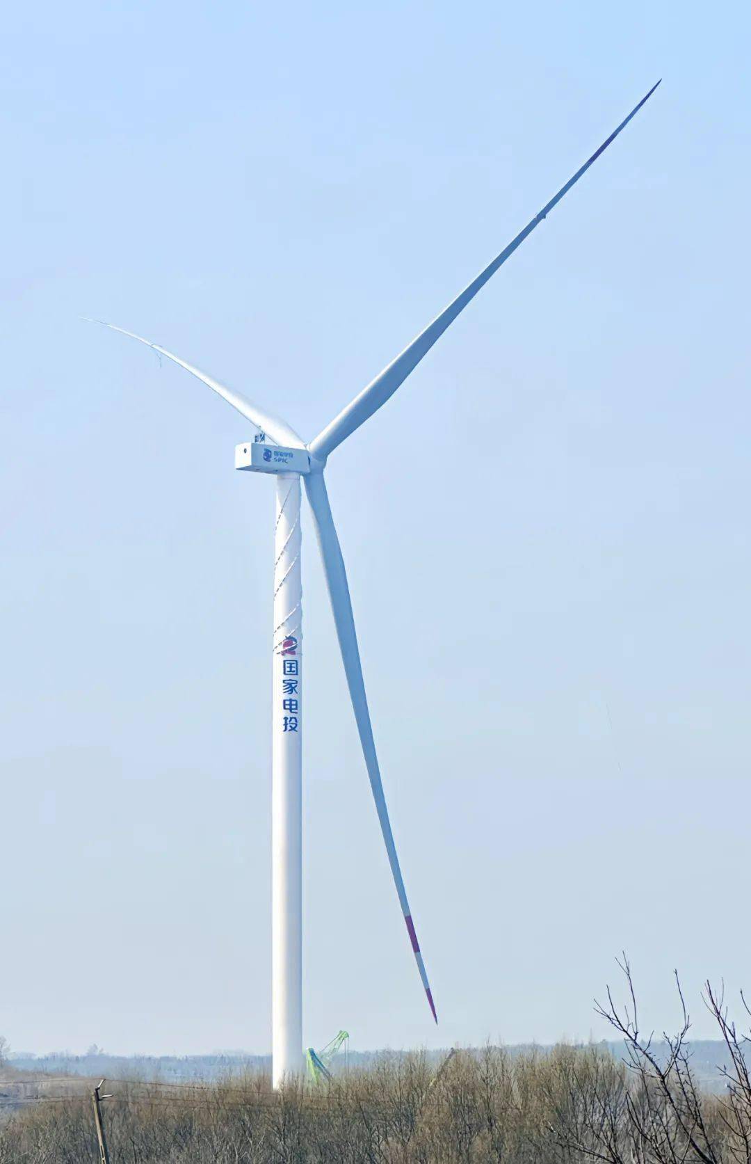 大连瓦房店仙浴湾300mw陆上风电项目首台风机吊装完成