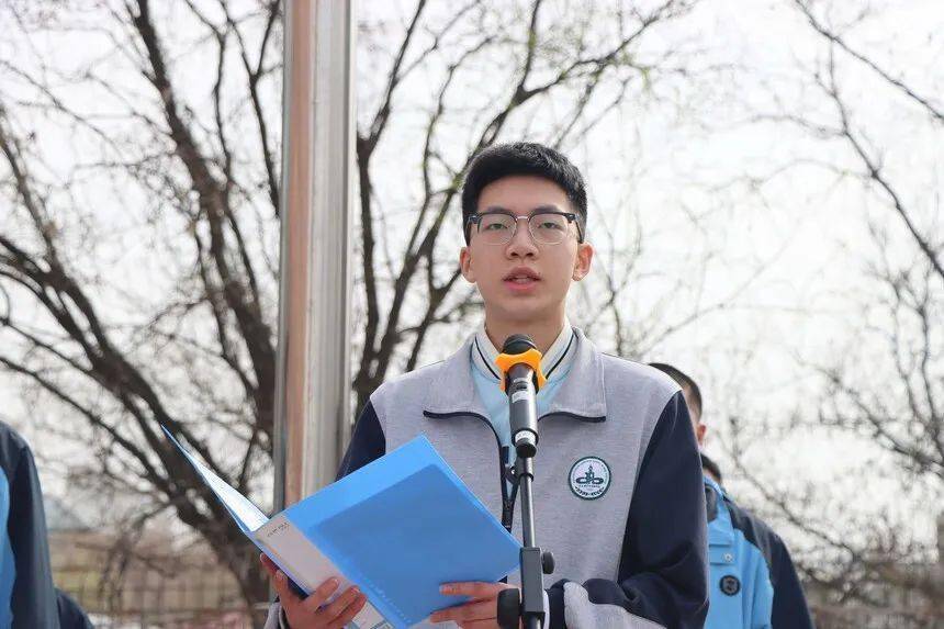 表彰优秀促奋进追光笃行勇担当保定外国语学校举行主题升旗仪式