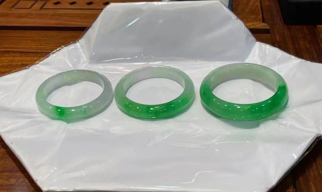 中年人戴翡翠的规则不是迷信请认真记住