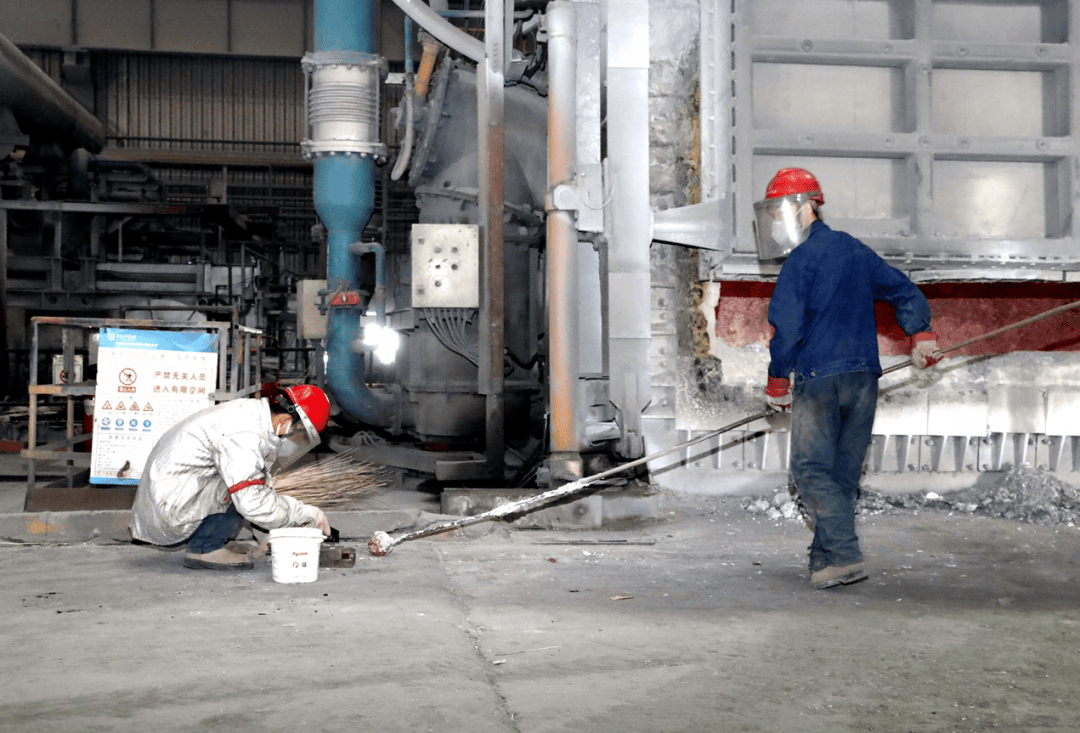 内730℃左右的高温,操作人员手持20余公斤的精炼管对炉内铝液进行精炼