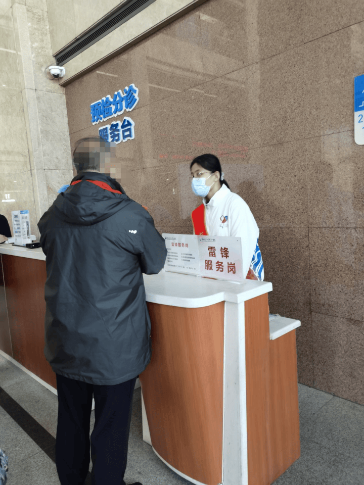 暖心高效吉大一院门诊志愿服务项目帮助特殊人群无障碍就诊
