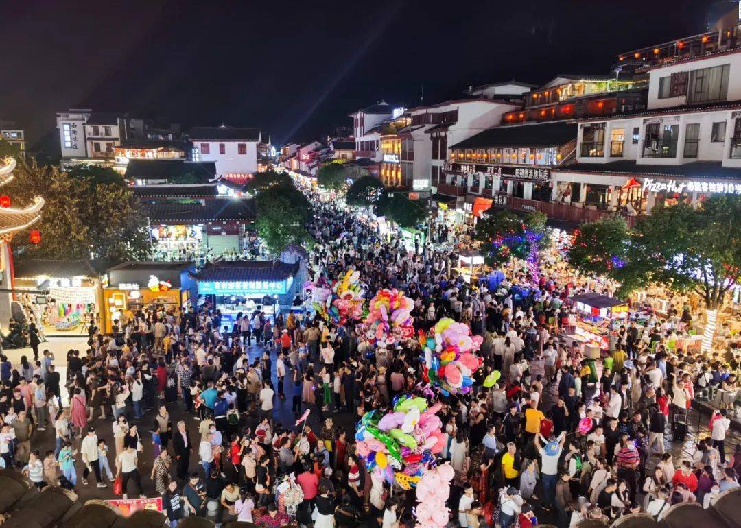 阳朔西街中西文化交融的地球村