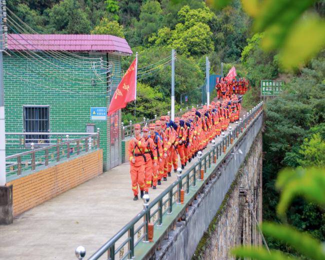 森林消防队伍再现铁脚板国家消防救援局广东机动队伍在肇庆拉练